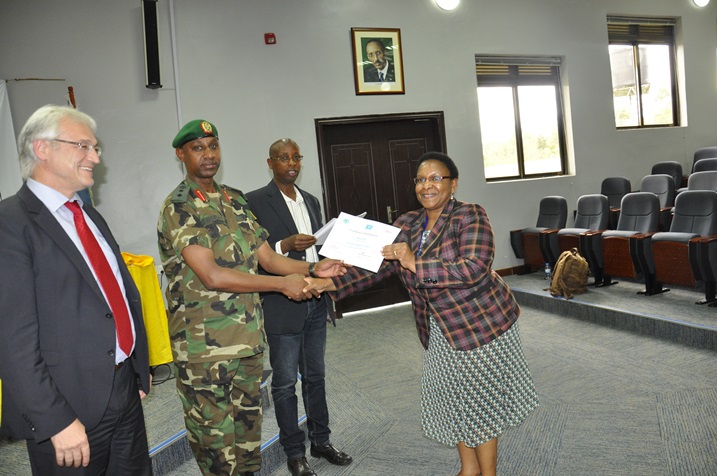 Abitabiriye amahugurwa bashyikirijwe inyemezabumenyi.
