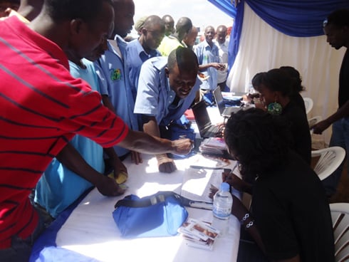 Abantu bitabiriye kwaka amakarita ya VISA ari benshi.