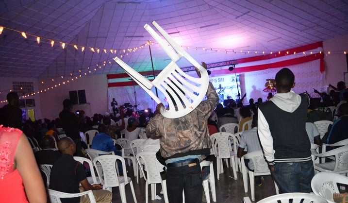 Abitabiriye icyo gitaramo bamezerewe batangira kubyinisha n'intebe.