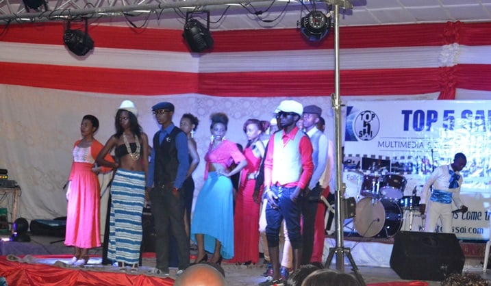 Abitabiriye icyo gitaramo basusurukijwe n'abamurika imideri.