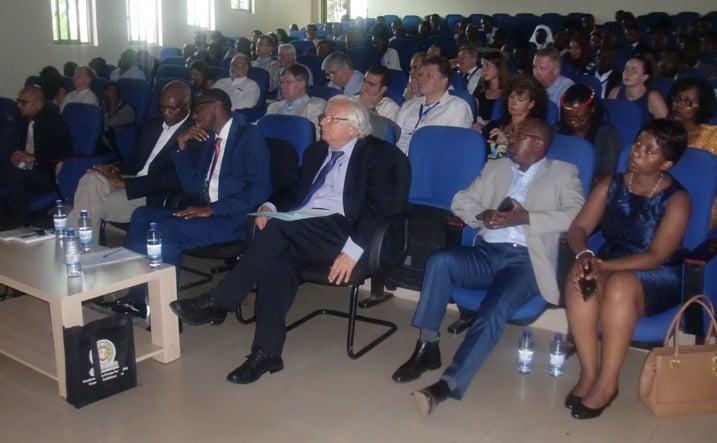 Abitabiriye ikiganiro ku bijyanye n'ubugenge.