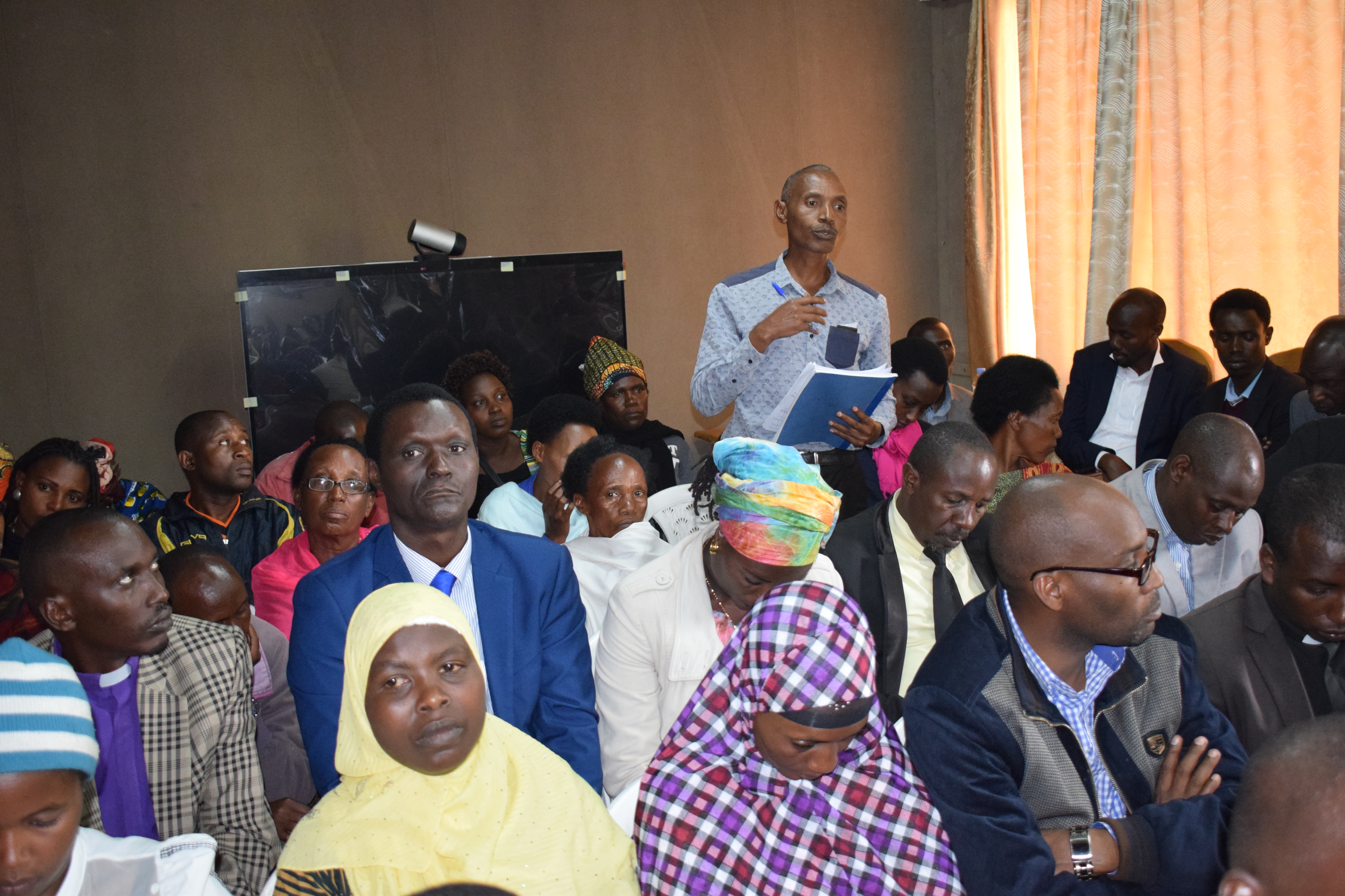 Abitabiriye inama babaza ibibazo by'uko batishimiye aho abavandimwe babo bazize Jenoside bashyinguye