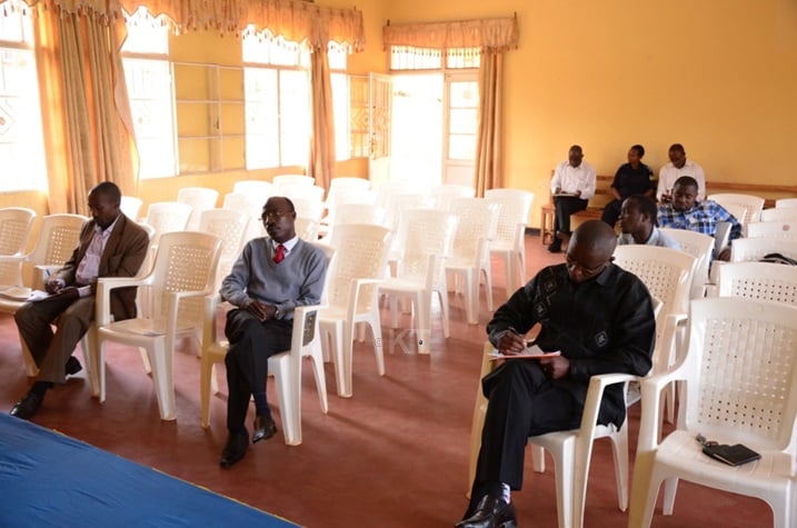 Abitabiriye inama harimo umunyamategeko w'akarere n'inzego z'umutekano.