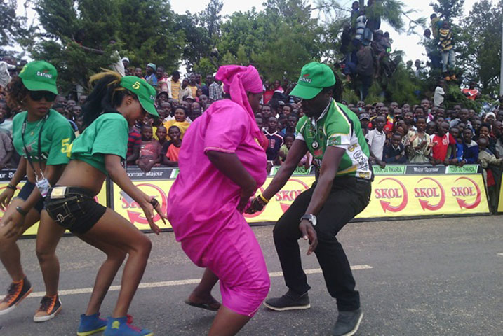 Nyuma yo kugaragaza uwahize abandi ababyinnyi bakanyujijeho.