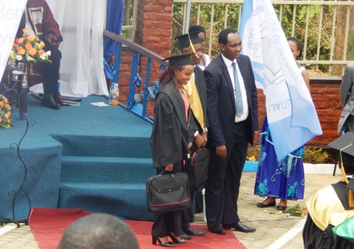 Abitwaye neza bahembwe mudasobwa zigendanwa.