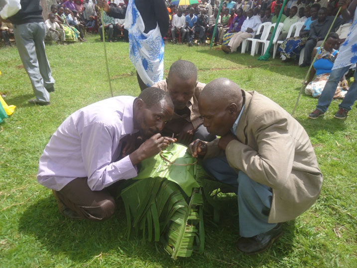 Aba bagabo bari gusoma ku ntango idakorwaho na buri wese nyuma yo kwiyunga.
