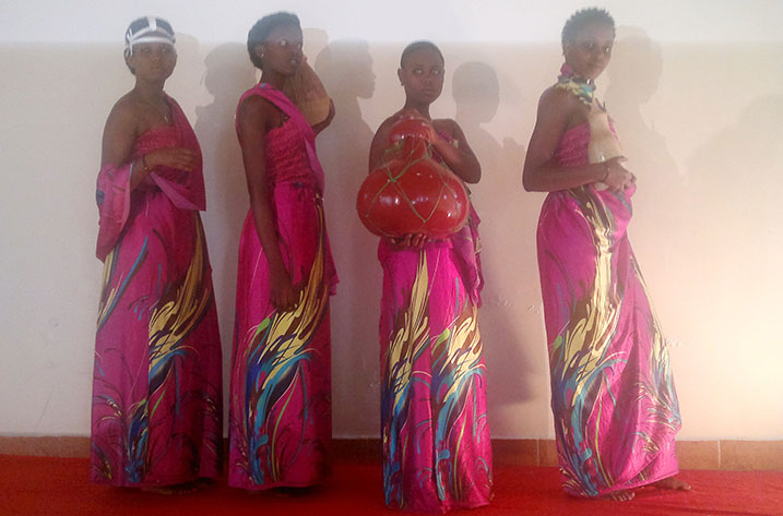 Aha abo muri Land africa Fashion Agency bamurikaga imyambaro gakondo yo mu Rwanda. 