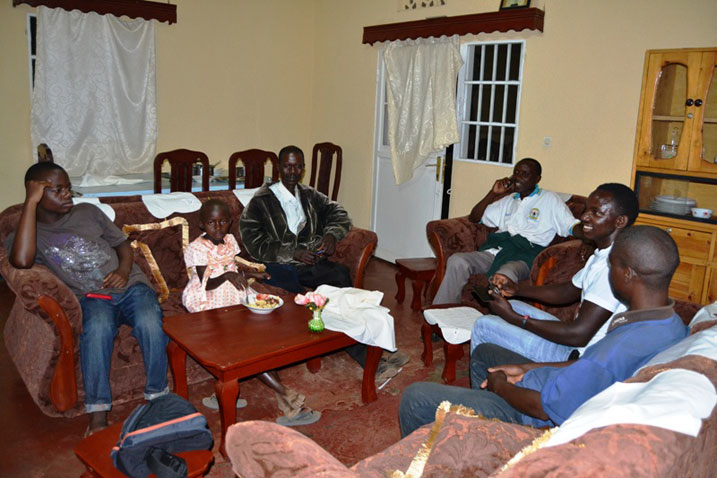 Abo muri uyu muryango bari bishimye.