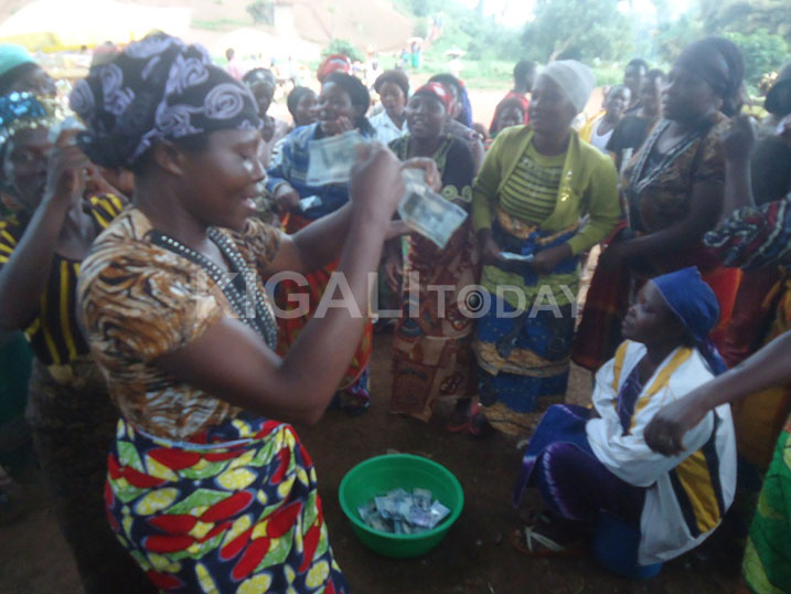 Aba ni ababyeyi bacuruza isambaza bari gushyigikira mugenzi wabo uherutse kwibaruka.