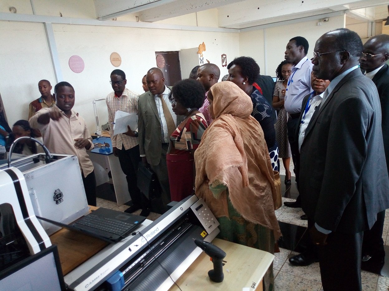 Abo badepite basuye ikigo cy'ikoranabuhanga cya KLab basobanurirwa imikorere yacyo