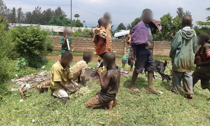 Abo bana birirwa barya imyanda aho yamenwe bafite umwanda ukabije, biragaragara ko batitabwaho.