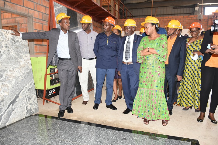 Abo ku ruganda rw'amakaro babwiye minisitiri w'umurimo ko bakora 25% kubera isoko rito