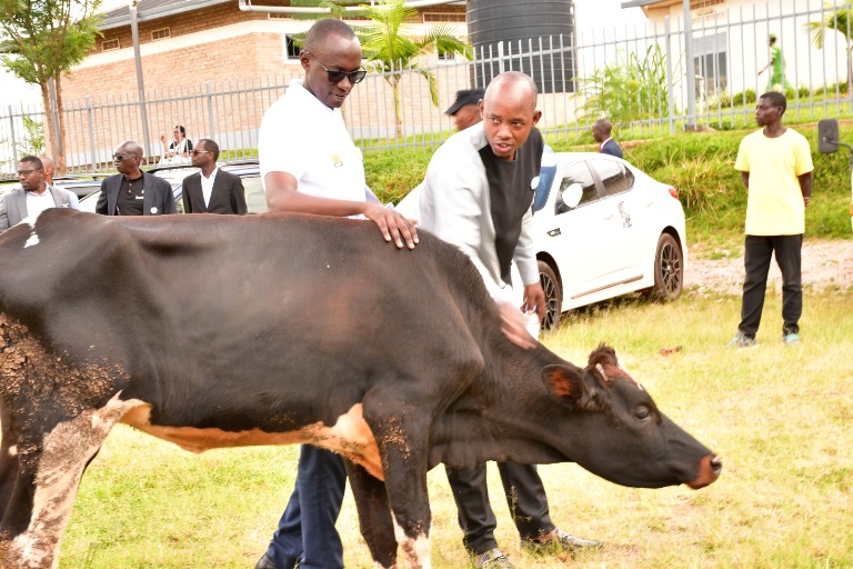 Abo mu miryango y'abikoreraga bo muri Gisagara bazize Jenoside yakorewe Abatutsi bahawe inka