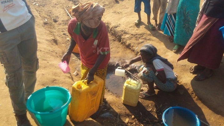 Hari abaturage bakivoma amazi mabi, bikagira ingaruka ku bana bato