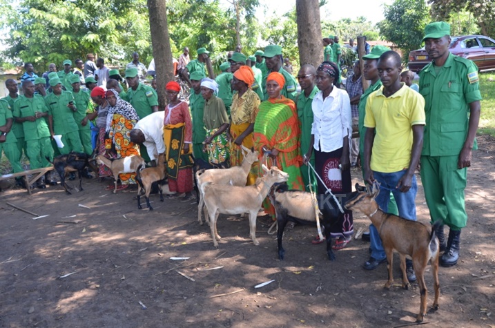 Aborojwe ihene n'abaziboroje bishimira igikorwa bagezeho.