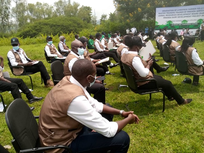 Abaveterineri 28 bahawe impamyabushobozi z'uko ari abarimu b'abafashamyumvire mu by'ubuhinzi