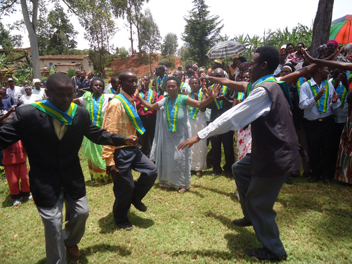 Abunzi bacinye akadiho bishimira ibyo bamaze kugeraho.