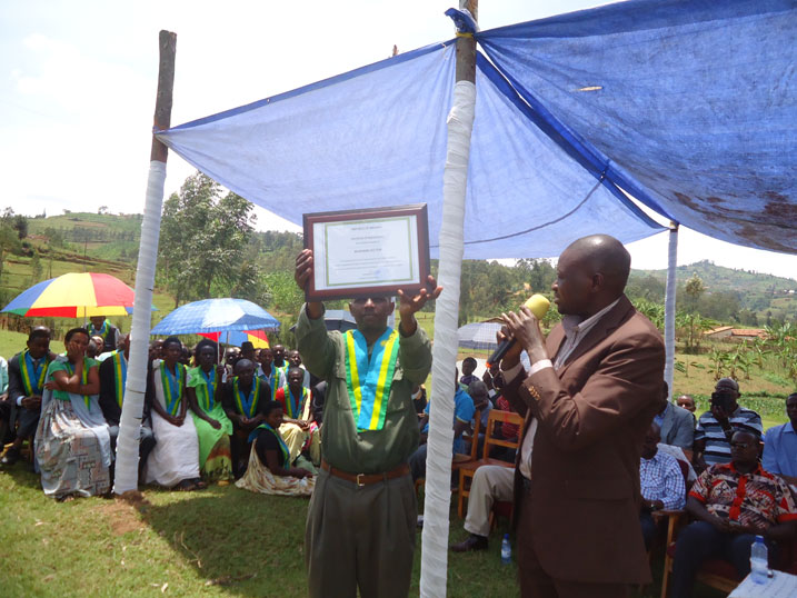Abunzi bahawe icyemezo cy