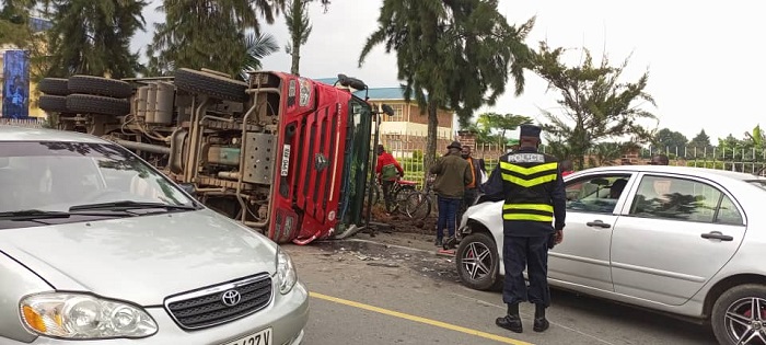 Abapolisi bo mu Ishami Rishinzwe Umutekano wo mu muhanda bari mu bikorwa by'ubutabazi