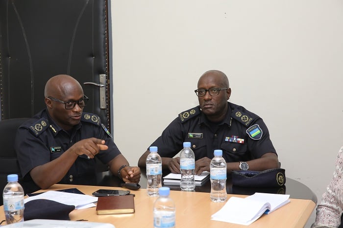 ACP Emmanuel Karasi, iburyo, na ACP Jean Nepomuscene Mbonyumuvunyi baganira n'abashyitsi