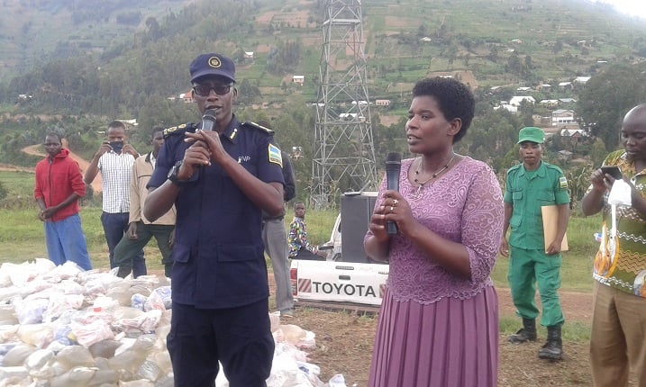 ACP Jean Baptiste Ntaganira na Mayor Uwambajemariya Florence basaba abaturage kwamagana ikoreshwa ry'ibiyobyabwenge