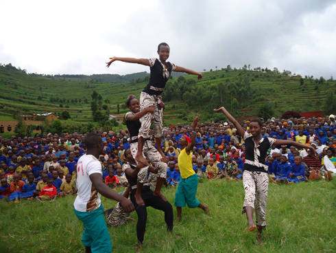 Abana bari baje kureba umukino wa acrobatie basabye ubuyobozi ko nabo batangira kuwigishwa.