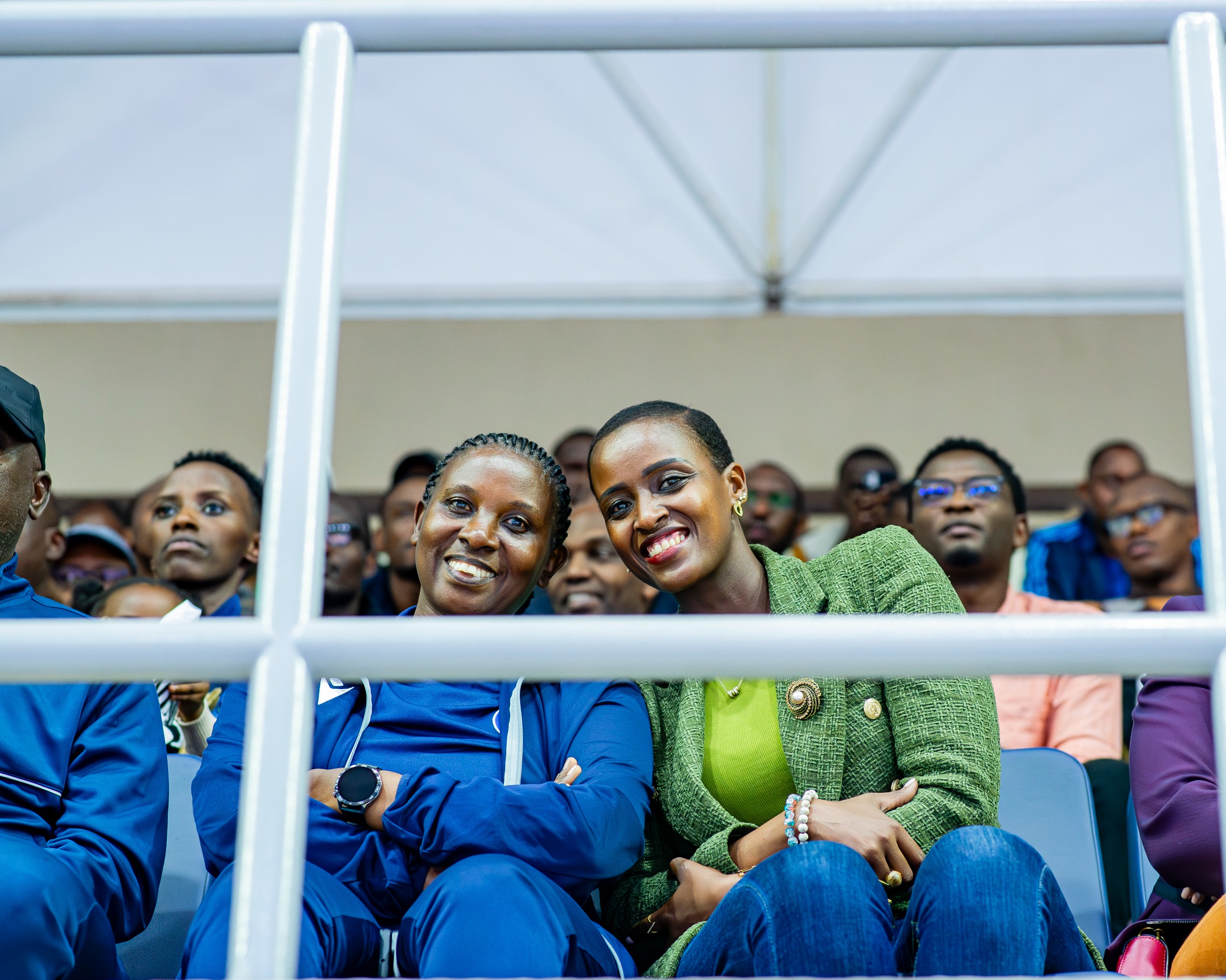 Minisitiri wa siporo Nelly Mukazayire ari kumwe n'umuyobozi wa polisi y'u Rwanda wungirije