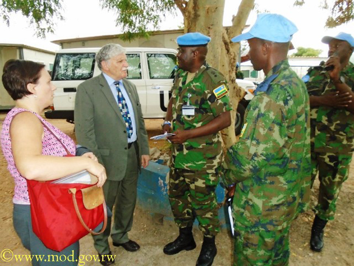 Aganira n'abayoboye ingabo z'u Rwanda muri ako gace