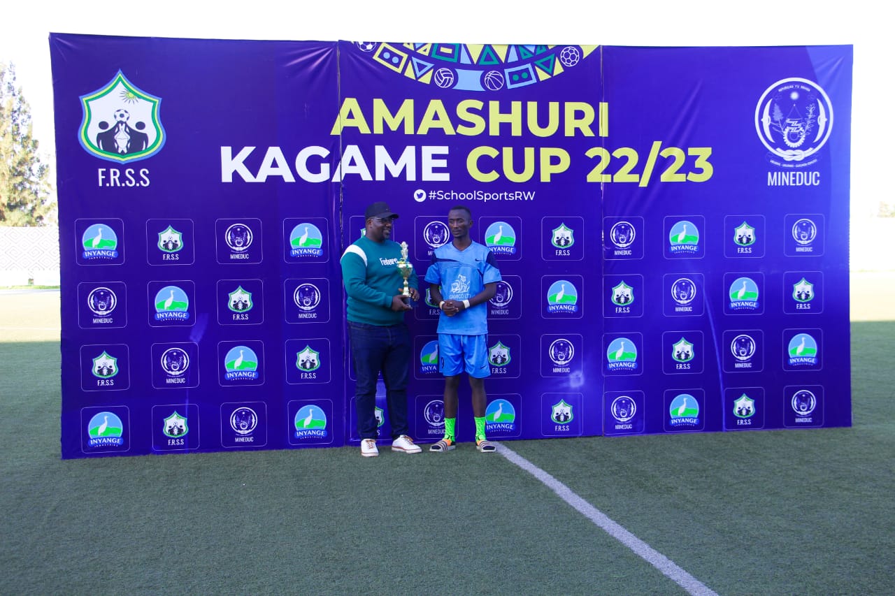 Ikipe ya GS ADEGI ishyikirizwa igikombe cya Handball mu bahungu