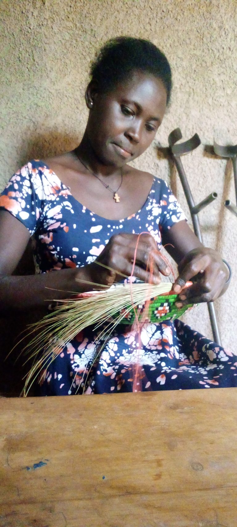 Uyu witwa Musengimana Adelphine akora imirimo y'ubukorikori ikaba imutunze we n'abana be