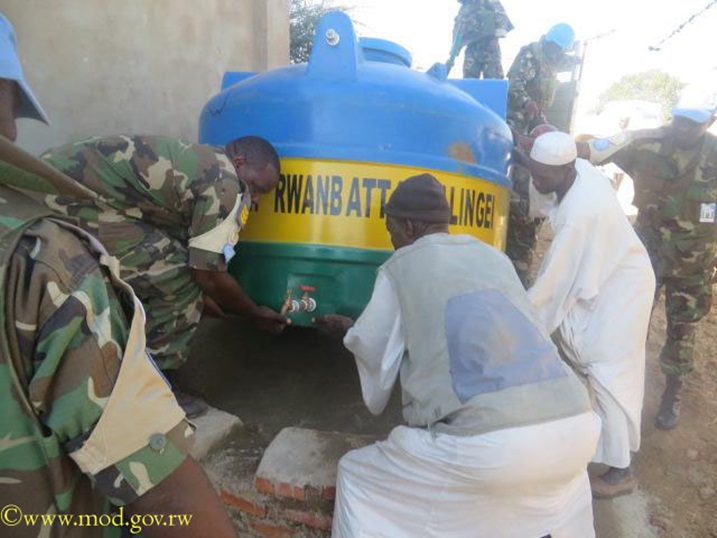 Ingabo za RDF zabemereye kujya zinabaha amazi yo gushyira muri iki kigega.