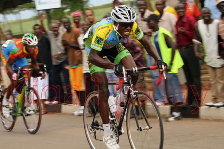 Adrien Niyonshuti asiganwa ku ruhande rw