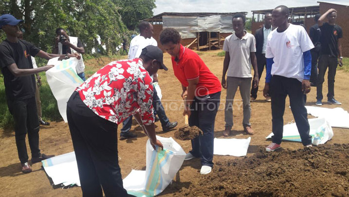 Mu gusoza icyumweru cyahariwe ibikorwa cya AERG/GAERG hakozwe umuganda wo gutunda ifumbire yo gufumbiza urutoki 
