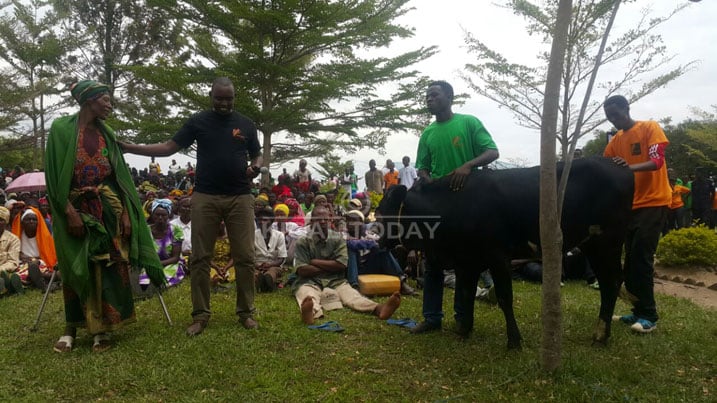 AERG/GAERG yaremeye umukecuru Rose Mukarurinda imushimira 