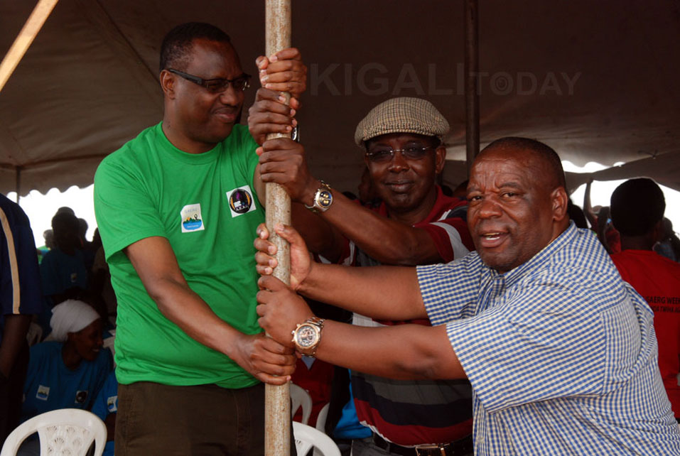 Ambasaderi Protais Mitali (ibumoso), Depite Evariste Kalisa na Guverineri w'Intara y'Amajyaruguru, Aime Bosenibamwe, barwana n'umuyaga bawubuza gutwara ihema bari bicayemo mu bikorwa bya AERG na GEARG i Rulindo.