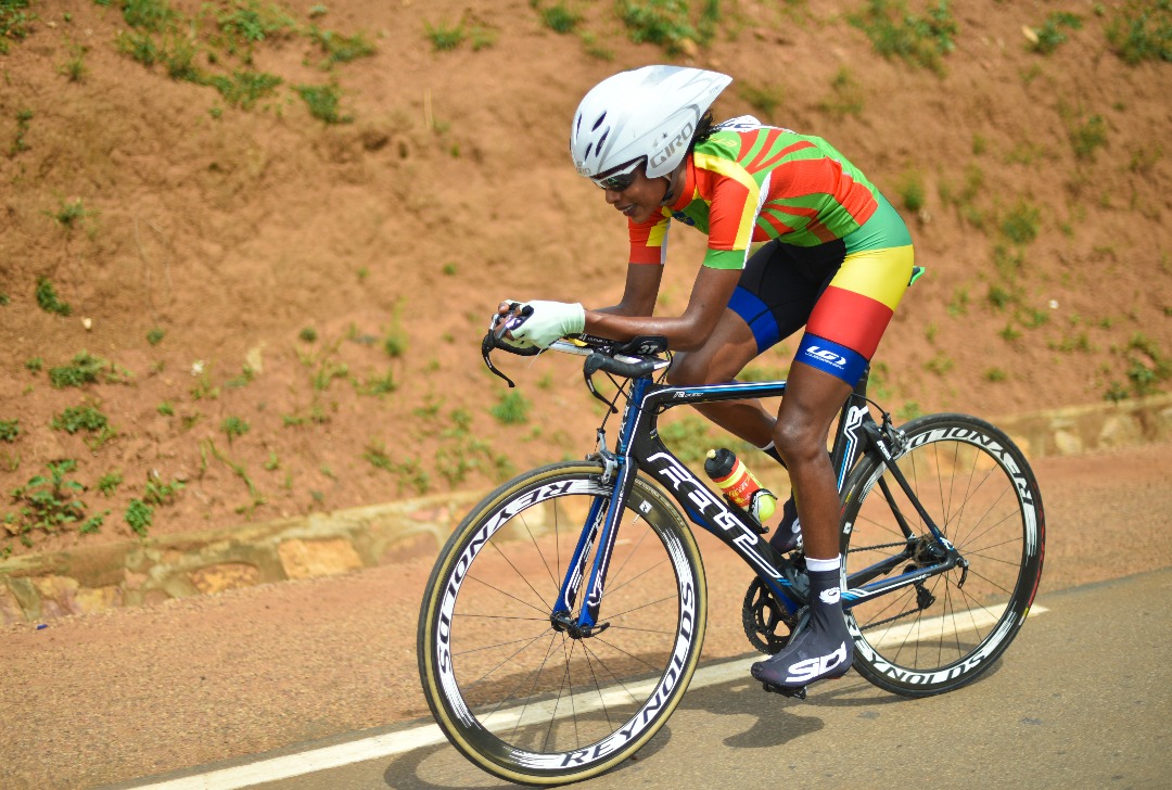 Umukobwa wo muri Ethiopia anyonga igare