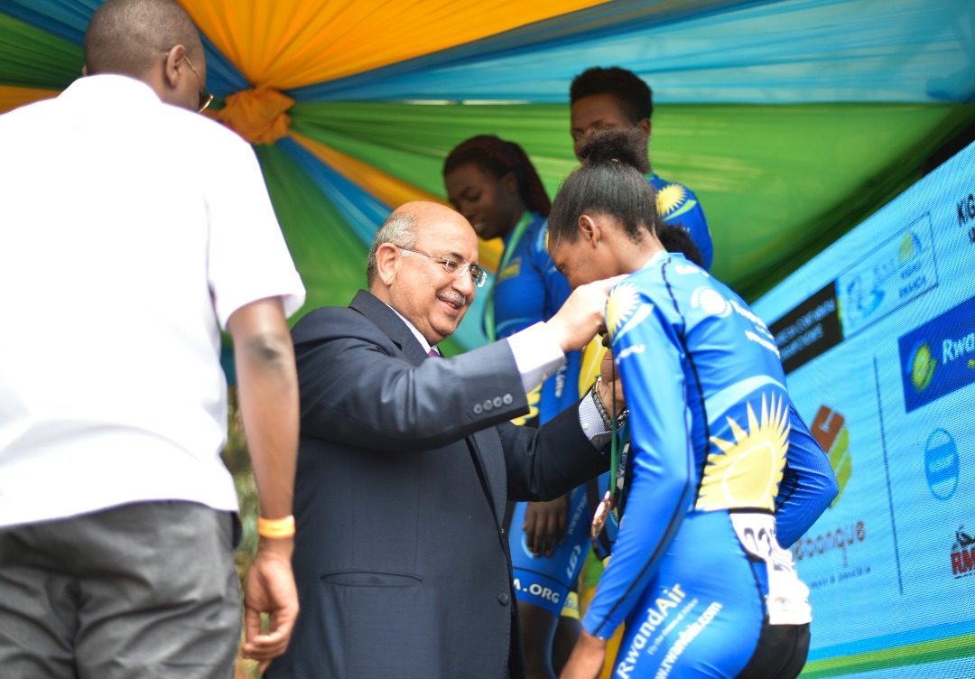 Dr. Mohamed Wagih Azzam, Umuyobozi w'impuzamashyirahamwe y'umukino w'amagare muri Afurika, yambika imidari ikipe y'u Rwanda y'abakobwa