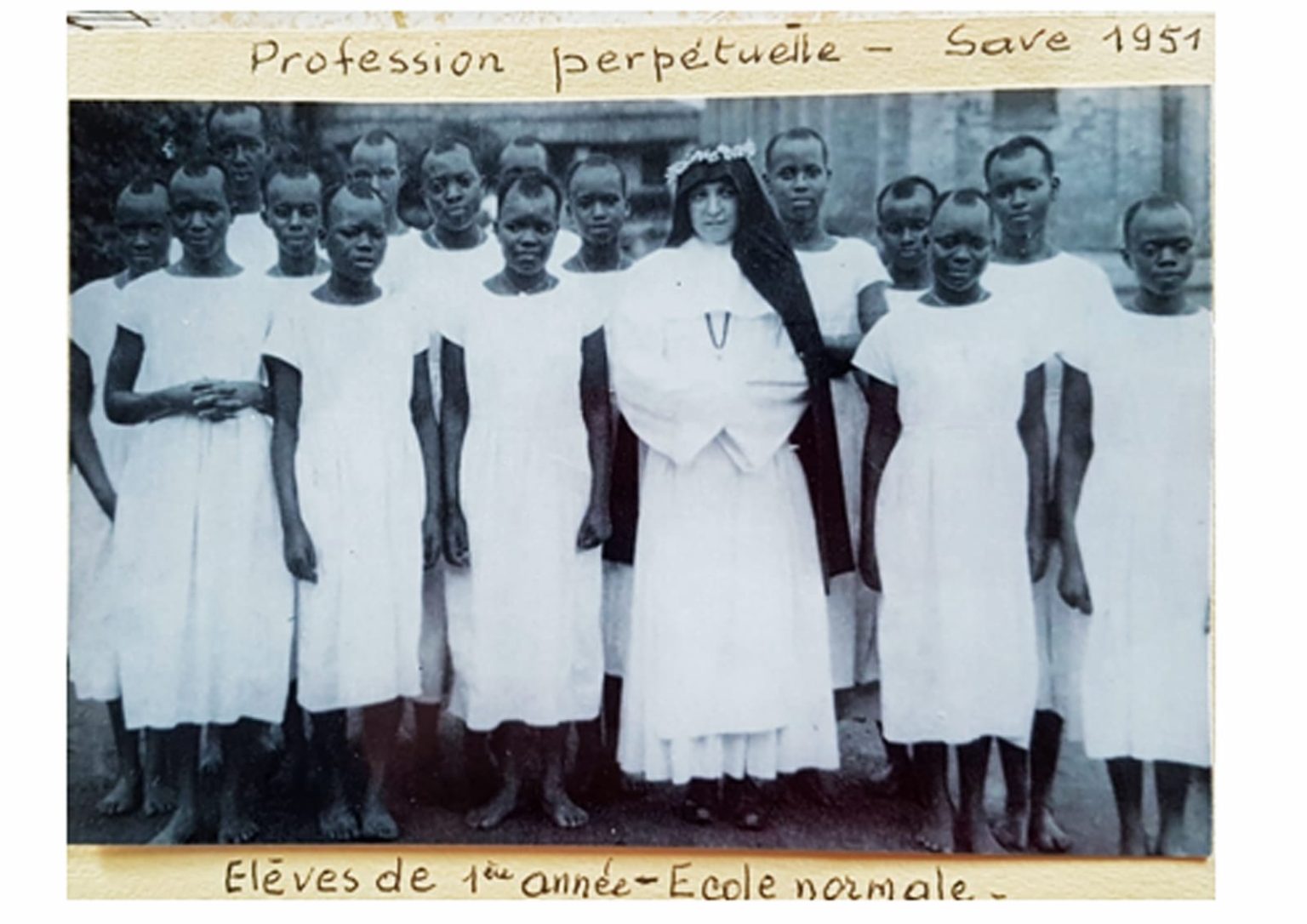 Soeur Marie Jean Baptiste (wa mbere uhereye ibumoso) aha yari afite imyaka 13 yiga mu mwaka wa mbere w'amashuri yisumbuye i Save