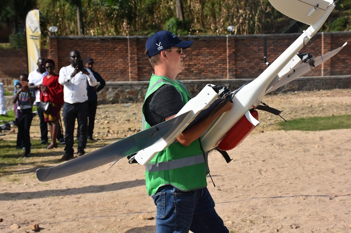 Umwe mu mpuguke yereka abanyeshuri Drone