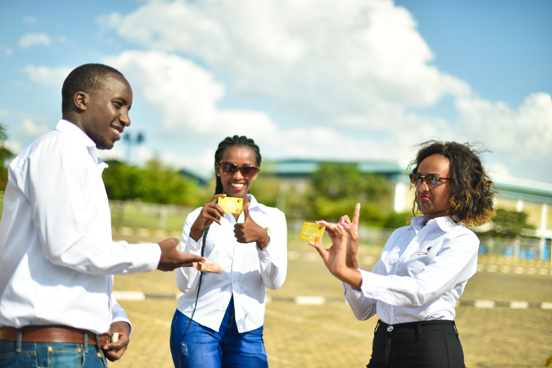 Abantu b'ingeri zose bishimiye Prepaid Master Card ya Cogebanque