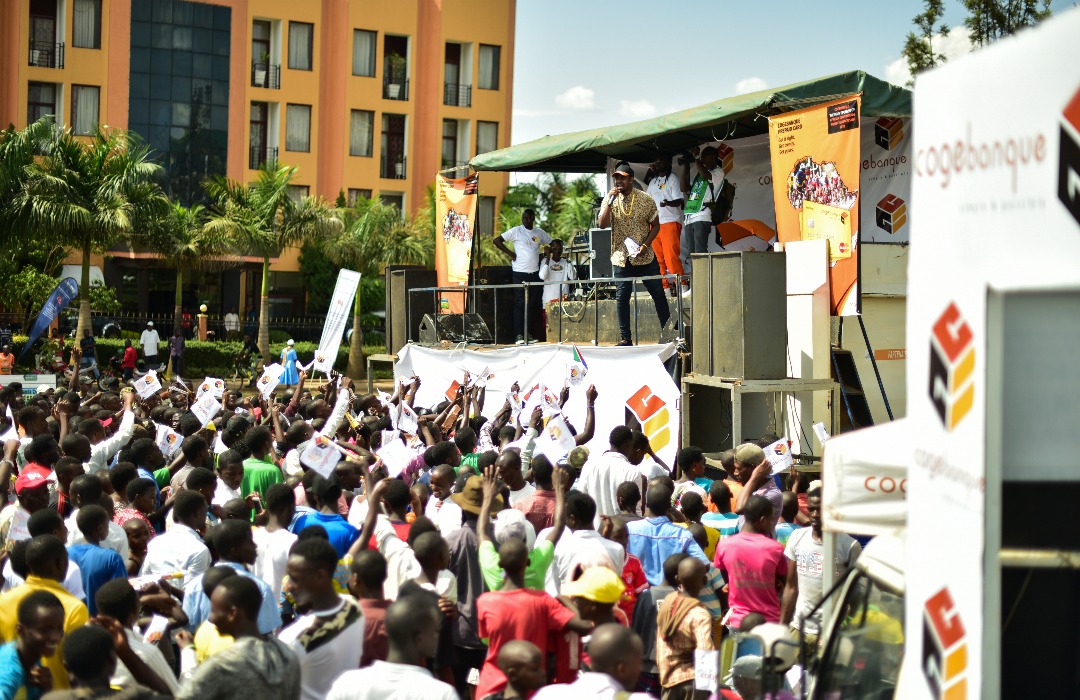 Kitoko yataramiye abaitabiraga Shampiona y'amagare, aha yari yatumiwe na Cogebanque