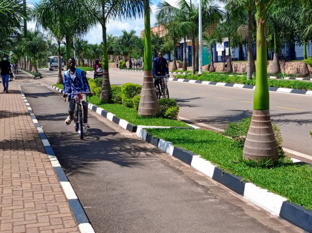 Agahanda kagenewe amagare guturuka kuri gare kugera kuri Hotel Faucon ni ko gakoze neza, bityo n'abanyonzi bakakifashisha, ariko nyine hari n'ababirengaho