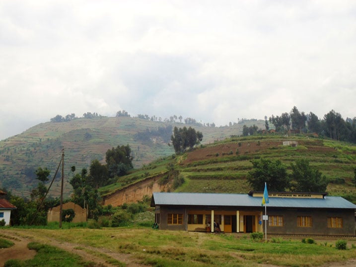 Agasozi kari inyuma y'umurenge (kariho ikigega) niko gateganyijwe gushyirwaho irimbi rusange.