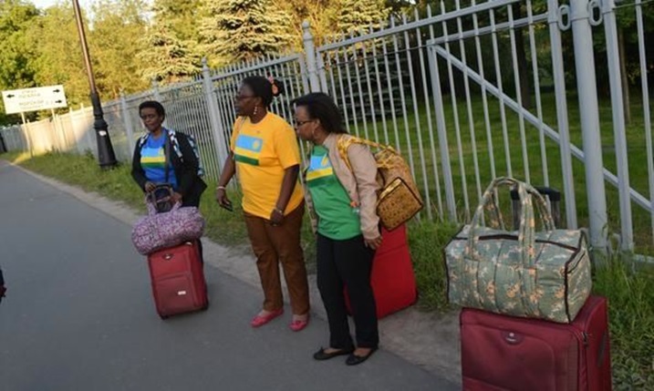 Abanyarwanda baturutse imihanda yose bamaze kugera aho ibirori bizabera.