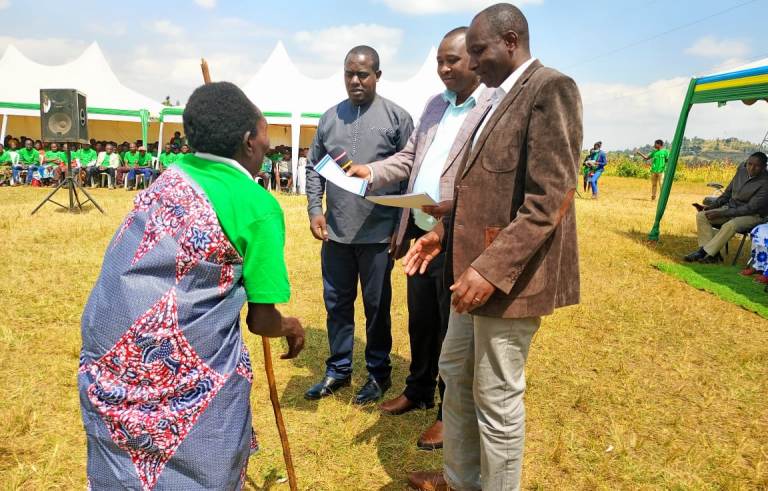 Agenda yunamye ariko ntibimubuza kwita ku cyayi cye 