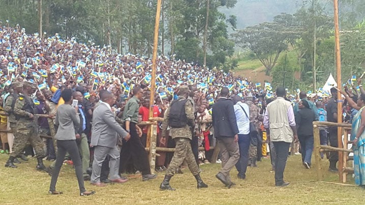 Perezida Kagame akigera mu Gakenke.