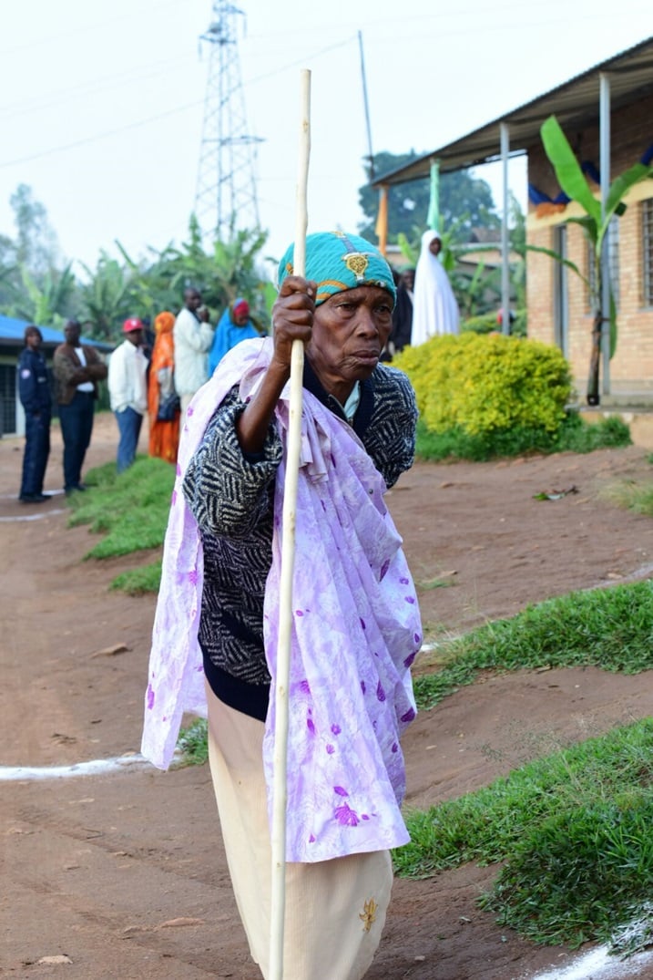 Ku nkoni ye yitahiye, uyu mukecuru ati "Akanjye ndakarangije!"