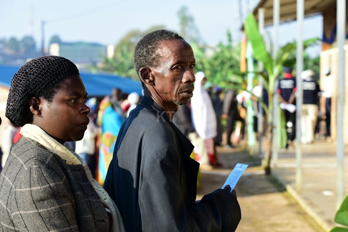 Abaturage uri gusanga batuje ku mirongo n'amakarita yabo hafi.