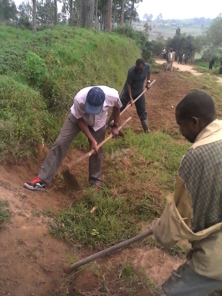Umuyobozi w'akarere mushya yahise yitabira umuganda wabereye mu Kagari ka Bunyogombe, Umurenge wa Ruhango, basibura umuhanda.