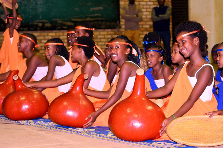 Aha abana bararirimba indirimbo igira iti "Iwacu zirakamwa".